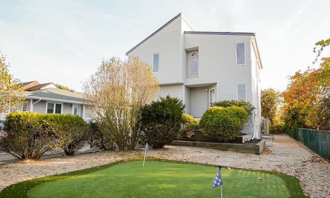 Shirley Casa | 3 Story Beach Waterview, 3 KING bed, golf putting green!