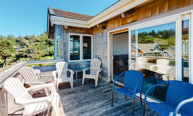 Manzanita Condominio | 3-story beachfront condominium with beach access, W/D, gas fireplace, and decks