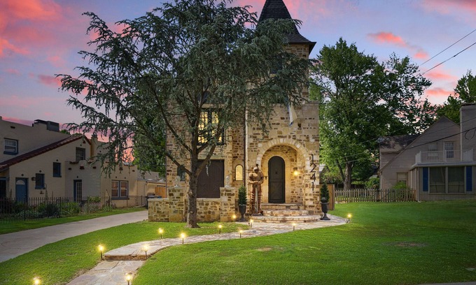 Maple Ridge Otro | 3 Story Castle Gathering Place Tulsa with Hot Tub/Mini Golf