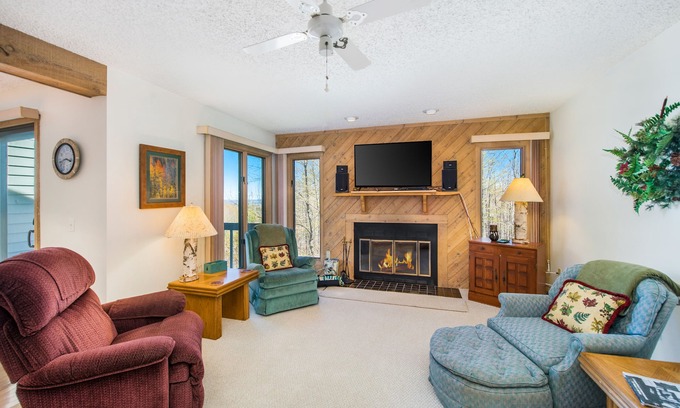 Harbor Springs Condominio | 3-story dog-friendly condo w/free WiFi, balcony, shared heated pool, fireplace