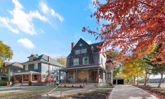 Southmoreland Casa | 3 Story Historic Midtown Home. Covered Front & Back porch! OFF STREET PARKING