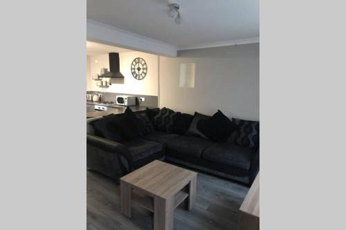 Abercwmboi Apartamento | 3 Story House near Bike park Wales & zip world