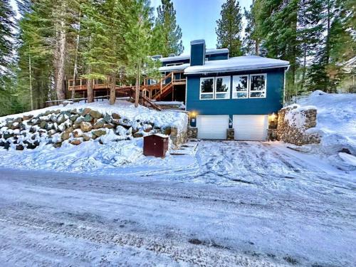 Country Club Estates Casa | 3-Story Winter Wonderland