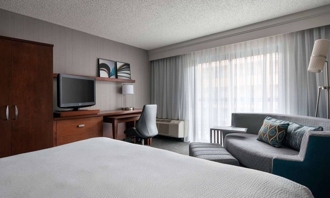 El Segundo Hotel | 3 Tasteful Rooms Near Downtown LA – Ideal for Concerts & Shopping