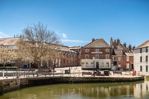 Newport Apartamento | 3, The Dolphin, 49 Quay Street - Stunning apartment - Quintessential - Quay views - Sleeps 2-4 people