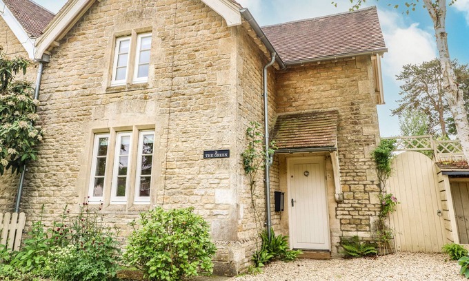 Whichford Casa | 3 THE GREEN, pet friendly, luxury holiday cottage in Chipping Norton