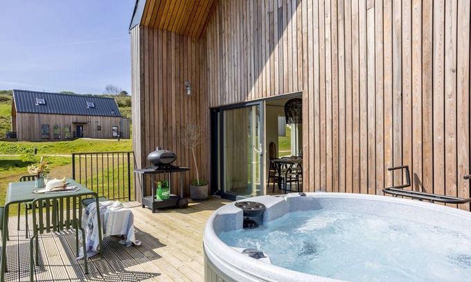 North Buckland Casa | 3 The Vista, Willingcott Nr Woolacombe - Hot tub/ Pet friendly/ On-site pool/ EV Charger/ Ecohome