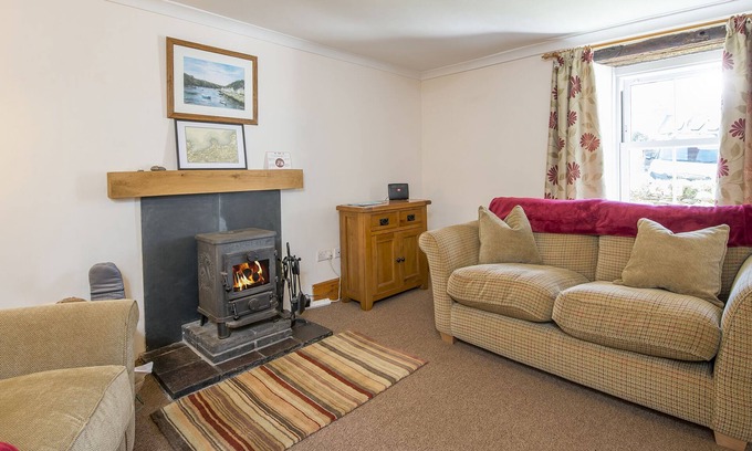 Dinas Cross Casa | 3 Tower Hill, Holiday Home Brynhenllan, Sleeps 6, 3 bedrooms, bathrooms