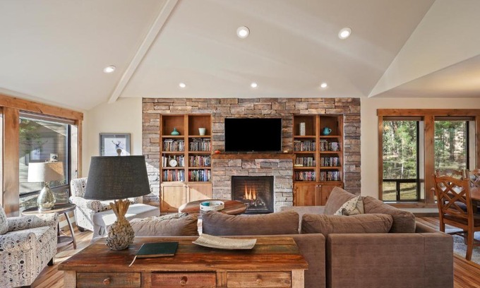 Sunriver Casa | 3 Tumalo with Wood Burning Fireplace