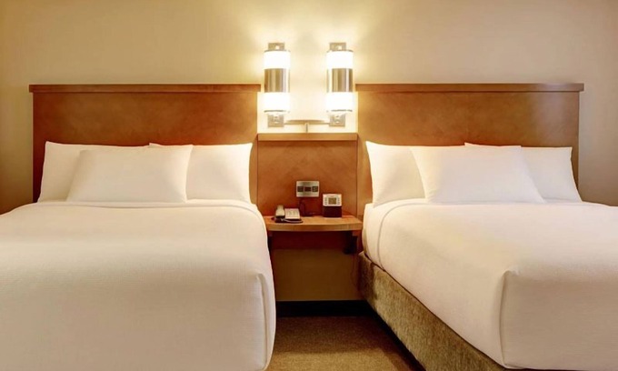 Austin Hotel | 3 Units Near Double Decker Austin! Pets Allowed, FREE Parking, Swimming Pool!