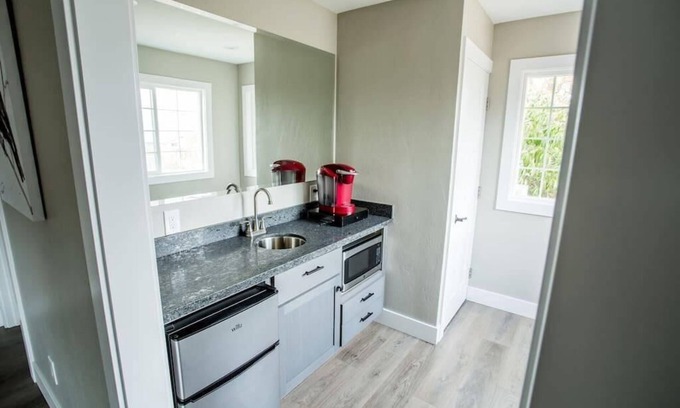 Medford Apartamento | 3 units of 5 bedrooms, 4 bathrooms, murphy bed, sofa sleeper, pool & hot tub.