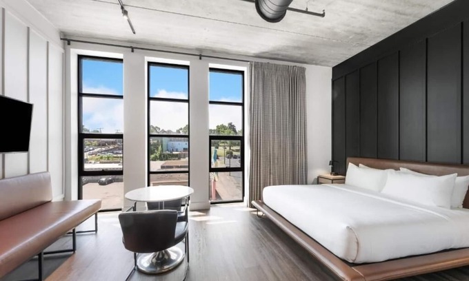 East Nashville Hotel | 3 Vibrant Urban Rooms Near Downtown Excitement – Music City Awaits!