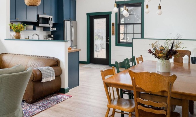 Nashville Apartamento | 3-West: Luxe 3BR in Downtown Nashville, IN w/ Rooftop Patio