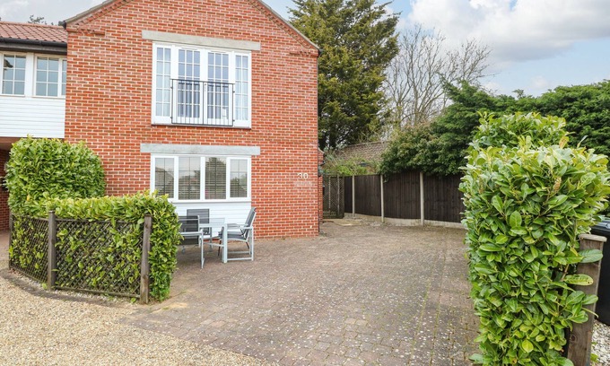 Stalham Casa | 30 BURTONS MILL, pet friendly, with a garden in Stalham