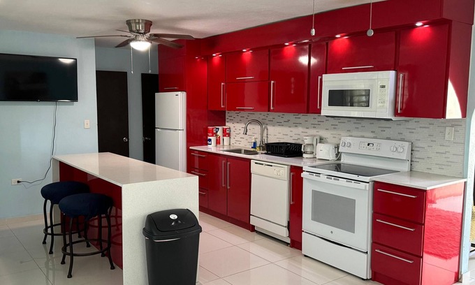 San Juan Apartamento | 30 Day Minimum- 3BR & 2BA Family Retreat – Walk to Ocean