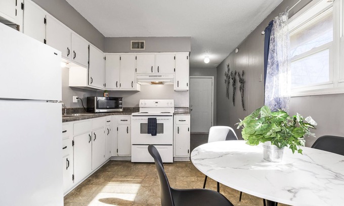 Independence Casa | 30 days minimum 2b1b Spacious unit near downtown/ stadiums in independence MO