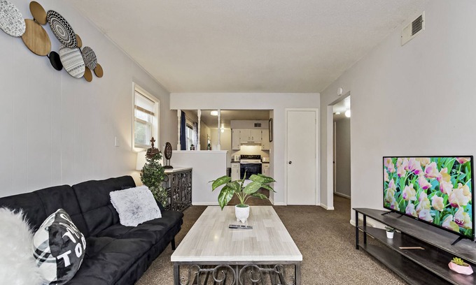 Independence Casa | 30 days minimum Chic 2b1b near Downtown/Stadiums in independence MO