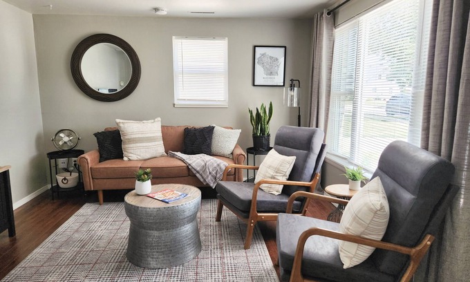 Little Chute Casa | 30 minutes to EAA! 10 minutes to downtown Appleton! Dog friendly!