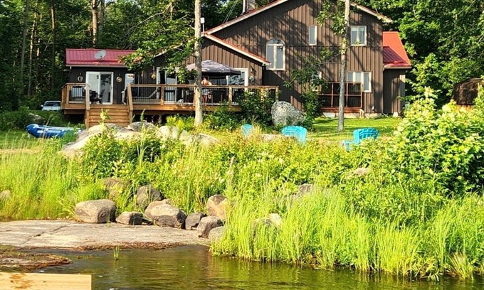 Tweed Cabaña | 30% OFF Luxury Dom Chalet Waterfront on Stoco Lake