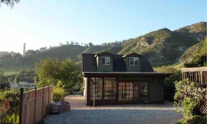 Eastern Malibu Casa | 30 PCT OFF! Malibu Serene Cottage with King Bed, Beach, BBQ