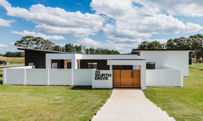 Bombira Casa | 30 Wurth Dr, Bombira