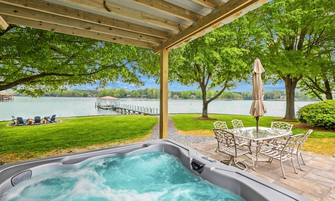 Troutman Casa | 300 Degree Views, NEW HotTub, Firepit, Lighthouse
