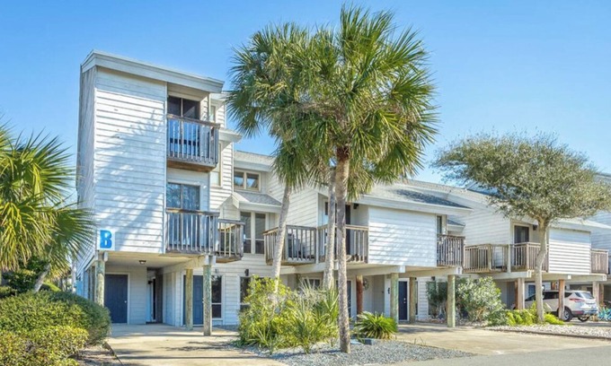 East End Casa | 300 Ocean Mile B1, 3 bed 3 bath, Pet Friendly, community pool., SGI State Park..
