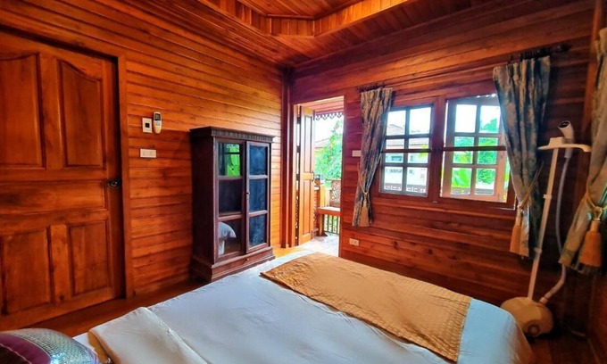 Bang Khen Casa | 300 Years Old Wooden House w 3 Bedrooms and big Yard