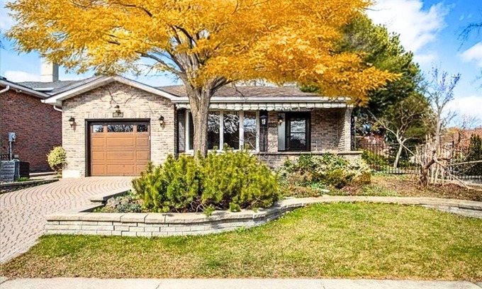 Halton Regional Municipality Casa | 3000 sqft+Oasis+fire place+Bar+Game room+ping-pong+BBQ+fountain+skylights+market