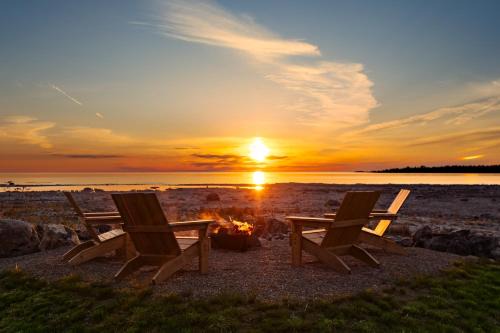 Northern Bruce Peninsula Casa | 300ft Modern Luxury Lakefront Hot Tub Steam Bath