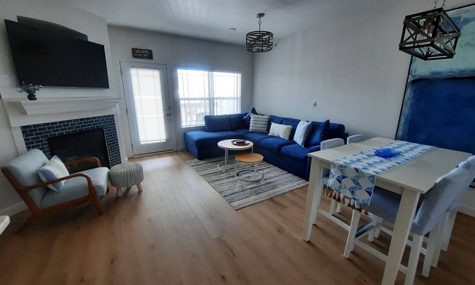 Delavan Lake Condominio | 304- Condominio, Piscina cubierta y al aire libre, perfecto para familias
