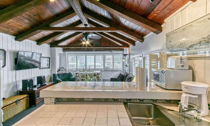 Avalon Casa | Linda cabaña, plano de planta abierto dúplex, 2 cuadras de la playa y tiendas, WIFI