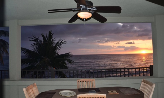Kailua-Kona Condominio | 306-AirCon. Unidad de esquina mejorada con amplias vistas al mar y Lanai extra grande.