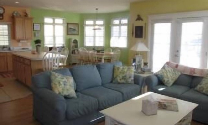 Gold Coast Condominio | 3060 West Avenue--Close to the Beach
