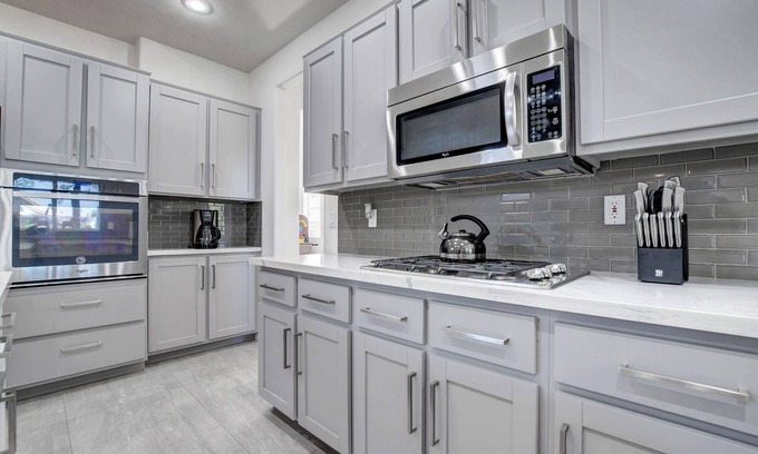 Silverado Ranch Casa | 31 Day Rental- Arcade & Game Oasis, Jacuzzi, Backyard Fun, and More!