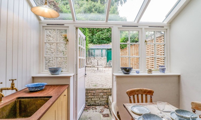 Charlbury Cabaña | 31 MANOR ROAD, pet friendly, with open fire in Woodstock