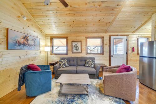La Grange Casa | 31 Mi to Louisville Cabin on 235 Acres!