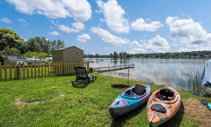 Fenton Casa | 31+ NIGHTS ONLY - Secret Tunnel Lakehouse - kayaks, bonfires, beach, sleeps 10