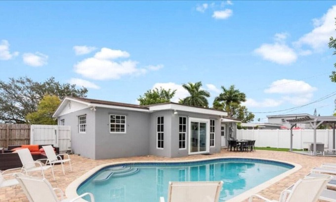 Boulevard Heights Casa | 310 · Modern 3/2 -HEATED POOL. GRILL. Big BACKYARD.