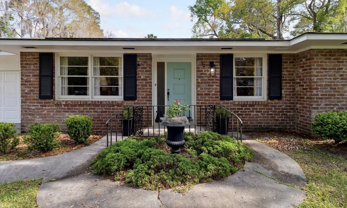 Isle of Hope Historic District Casa | 32 Romney Place: 3 BR, 2 BA House in Savannah, Sleeps 6