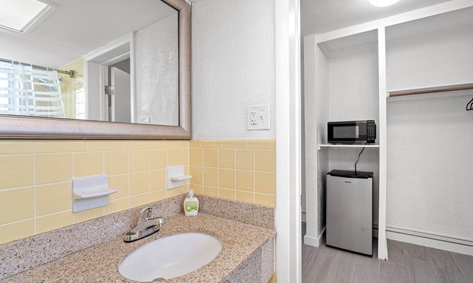 Coral Shores Apartamento | 320 - Prime FLL Location! 5 minutes to the Beach!