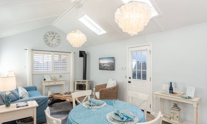 Northeast Carmel Casa | 3264 Sea Shell Guest Cottage ~ ¡Camine hasta el centro y la playa!