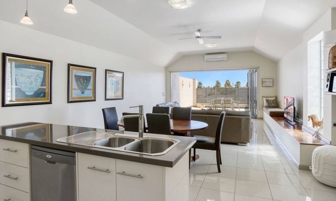 Port Fairy Casa | 32a Sackville St located in the heart of the town