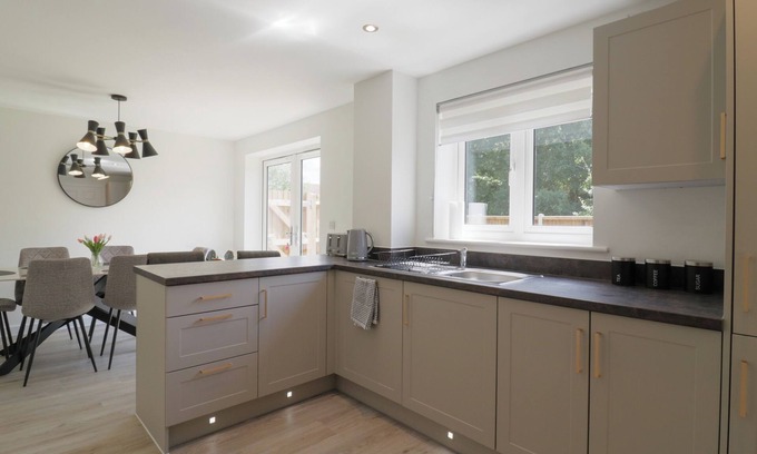 Colchester Cabaña | 33 CRANESBILL CLOSE, pet friendly, with a garden in Colchester