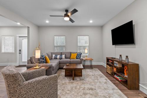 The Gate Casa | 3323 Uptown Elegant Escape