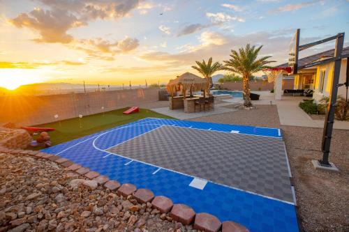 Foothills Casa | 3400 SqFt House W/40Ft Heated Pool/Spa- Strip View