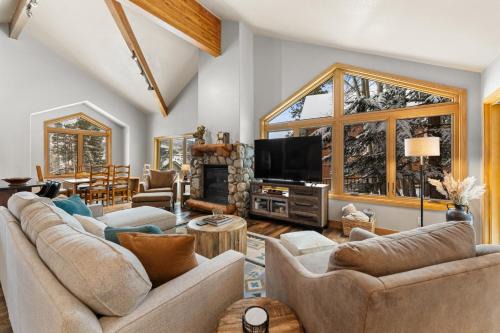 Three Peaks Casa | 341 Black Hawk Circle