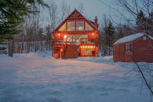 Bethel Chalet De Esquí | 35 Hideaway - Mtn Views, Hot Tub, Game Room, Dogs Ok, 12 Mins to Sunday River