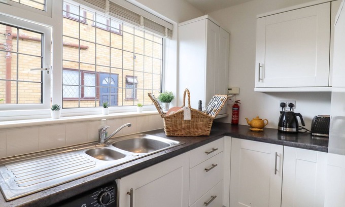 Dymchurch Cabaña | 35 SEABOURNE WAY, pet friendly, country holiday cottage in Dymchurch