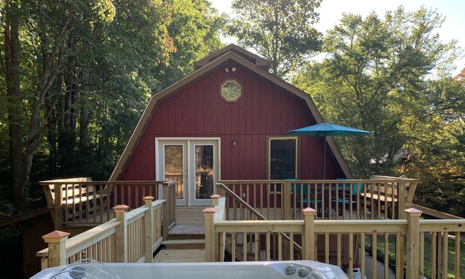 Warne Cabaña | 350 Acre Farm Escape w/Pond and hot tub